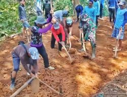 Kerja Bakti, Babinsa Kodim Ponorogo Bantu Warga Perbaikan Jalan Pemakaman
