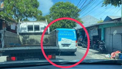 Mobil Berlogo Media Besar di Bali Diduga Ugal-ugalan di Jalan Katalia Denpasar, Pengendara Lain Kecewa